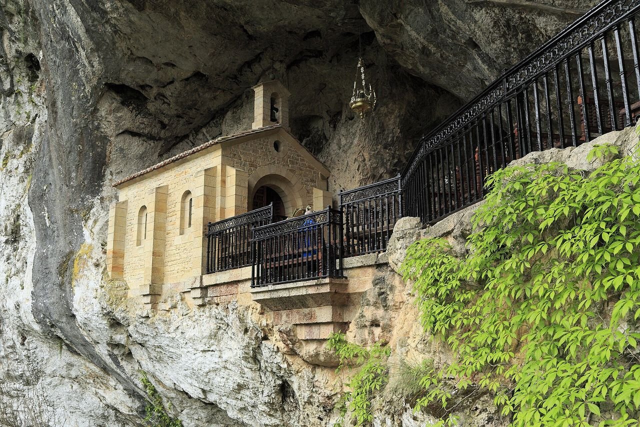 Santa Cueva y Tumba de Don Pelayo (Asturias)